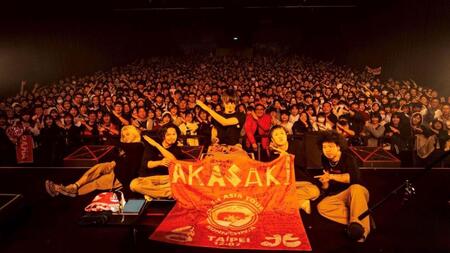 　ファンと記念撮影するＡＫＡＳＡＫＩ（中央＝撮影・荒﨑方栄氏）