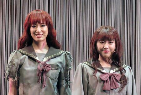 　取材会に出席した柚香光（左）と加藤梨里香