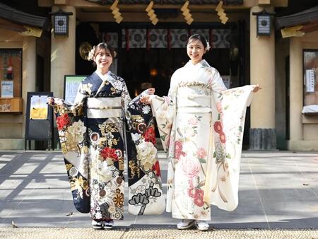 　二十歳の晴れ着姿を披露する松田実桜（左）と林芽亜里（撮影・開出牧）