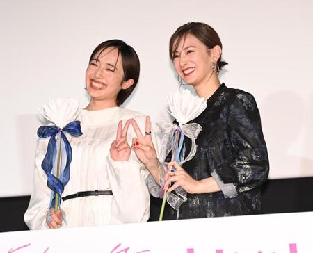 　月下美人を手にポーズを決める森田望智（左）と北川景子（撮影・開出牧）