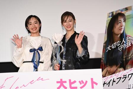 　月下美人を手に笑顔の森田望智（左）と北川景子（撮影・開出牧）