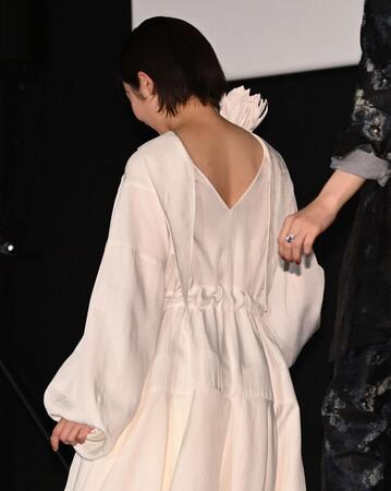 　舞台あいさつに背中を大きく開いた衣装で登場した森田望智（撮影・開出牧）