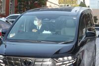 　東京地裁を出る清水尋也被告を乗せたとみられる車両（撮影・石井剣太郎）