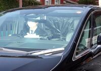 　東京地裁を出る清水尋也被告を乗せたとみられる車両（撮影・石井剣太郎）