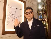 　劇場の壁にメッセージを記入した秋元康氏（撮影・石井剣太郎）