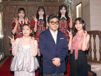 　ＡＫＢ４８劇場でポーズを決める（前列左から）高橋みなみ、秋元康氏、指原莉乃（後列同）倉野尾成美、伊藤百花、小栗有以（撮影・石井剣太郎）