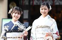 　サンミュージック成人祈願を終え笑顔の松田実桜（左）と林芽亜里（撮影・開出牧）