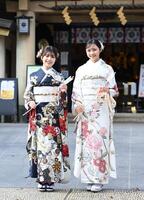　二十歳の晴れ着姿披露を披露する松田実桜（左）と林芽亜里（撮影・開出牧）