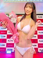　３２歳でミスＦＬＡＳＨグランプリを受賞した板野優花
