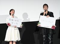　舞台あいさつでトークをする森田望智（左）と北川景子（撮影・開出牧）