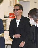 　関係者に囲まれ劇場を出る松岡昌宏（撮影・持木克友）