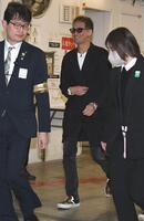 　劇場をあとにする松岡昌宏（撮影・持木克友）