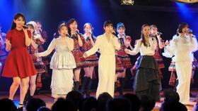 　ＡＫＢ４８メンバーとＯＧの（左から）小嶋陽菜、高橋みなみ、前田敦子、板野友美、篠田麻里子　©ＡＫＢ４８