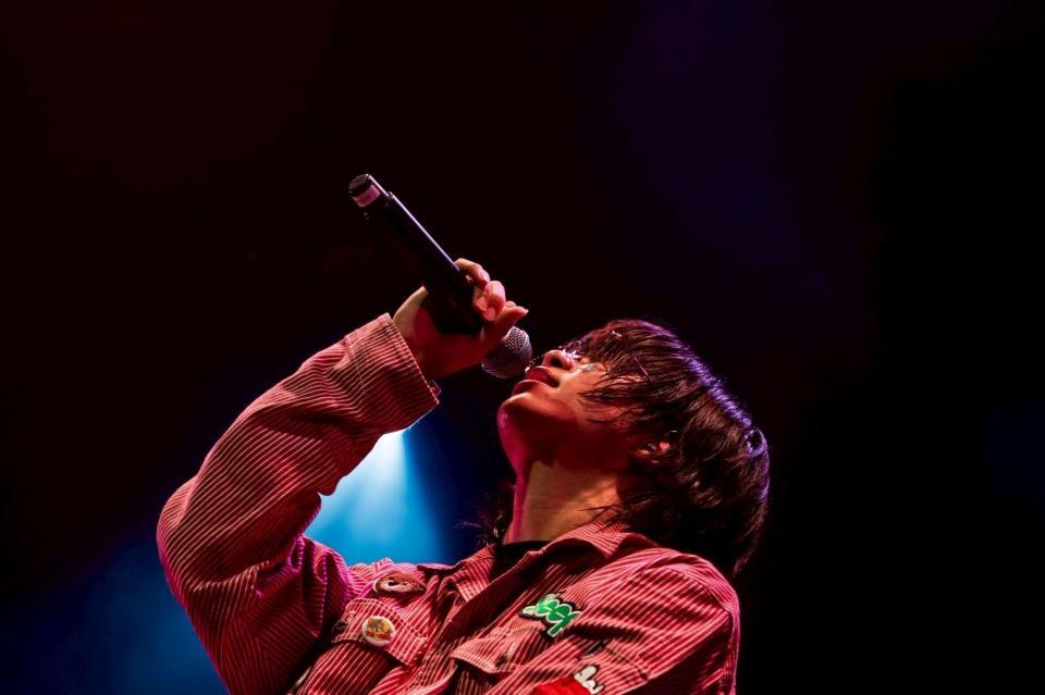 　熱唱するＡＫＡＳＡＫＩ（撮影・荒﨑方栄氏）