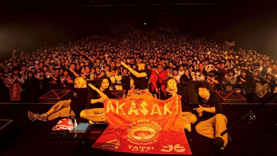 　ファンと記念撮影するＡＫＡＳＡＫＩ（中央＝撮影・荒﨑方栄氏）