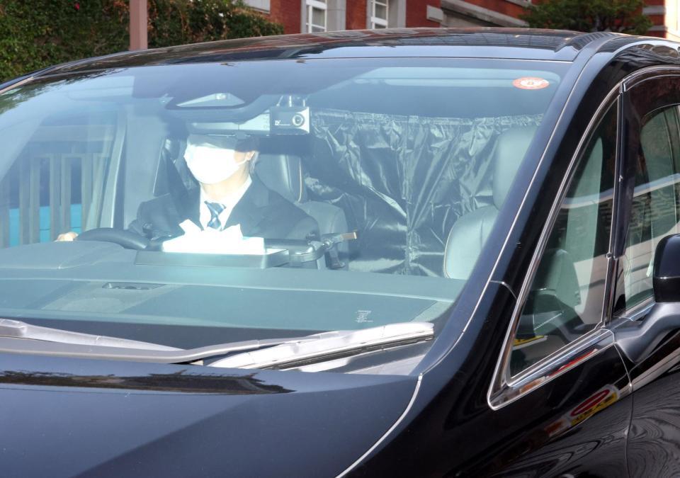 　東京地裁を出る清水尋也被告を乗せたとみられる車両（撮影・石井剣太郎）