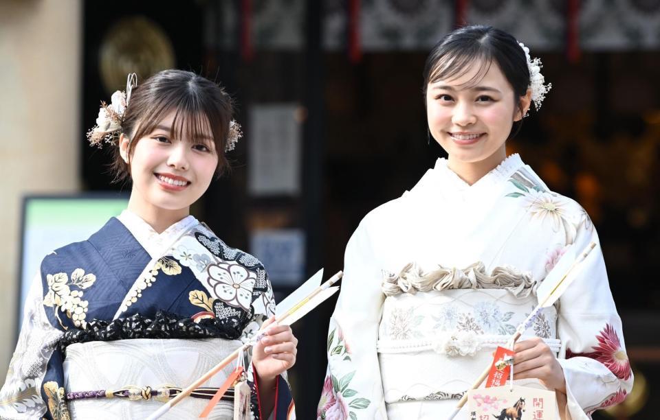　サンミュージック成人祈願を終え笑顔の松田実桜（左）と林芽亜里（撮影・開出牧）