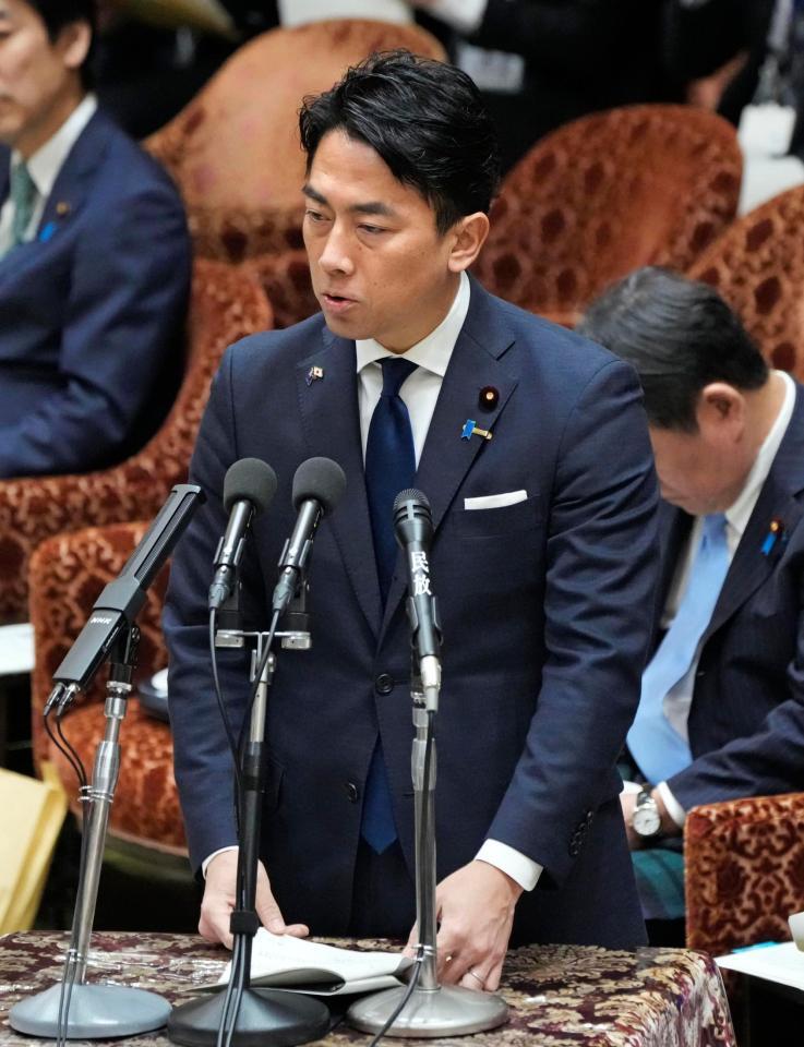 衆院予算委で答弁する小泉防衛相
