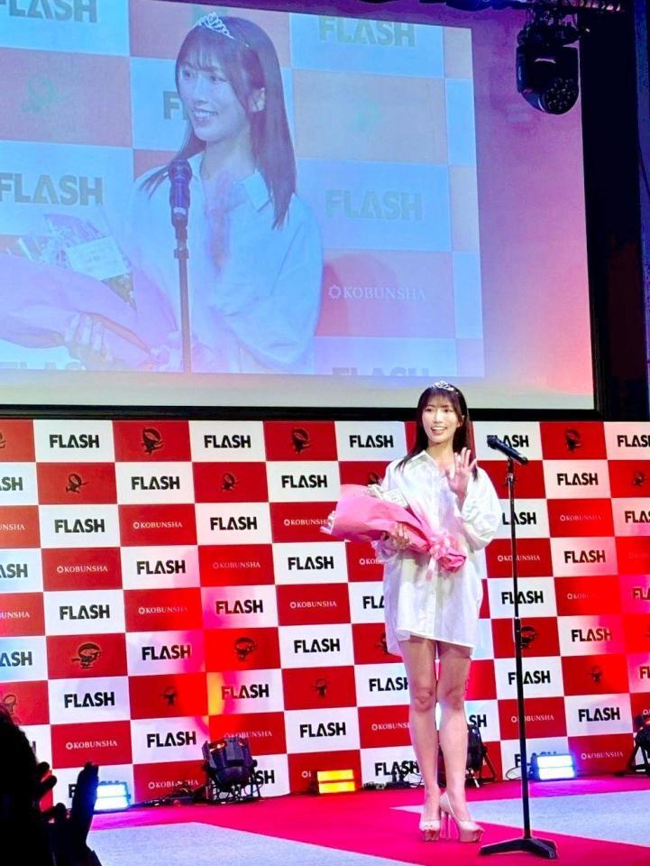 　３２歳でミスＦＬＡＳＨグランプリを受賞した板野優花