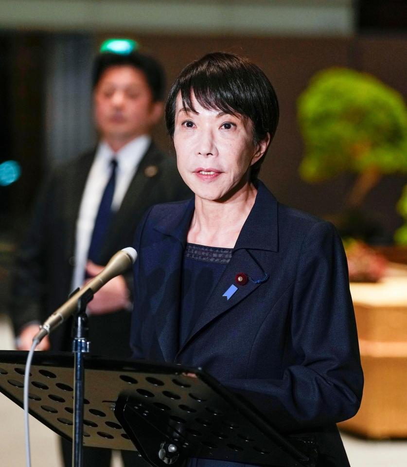 　青森県で震度６強を観測した地震を受け、取材に応じる高市首相＝８日午後11時51分、首相官邸