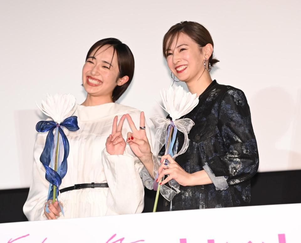 　月下美人を手にポーズを決める森田望智（左）と北川景子（撮影・開出牧）