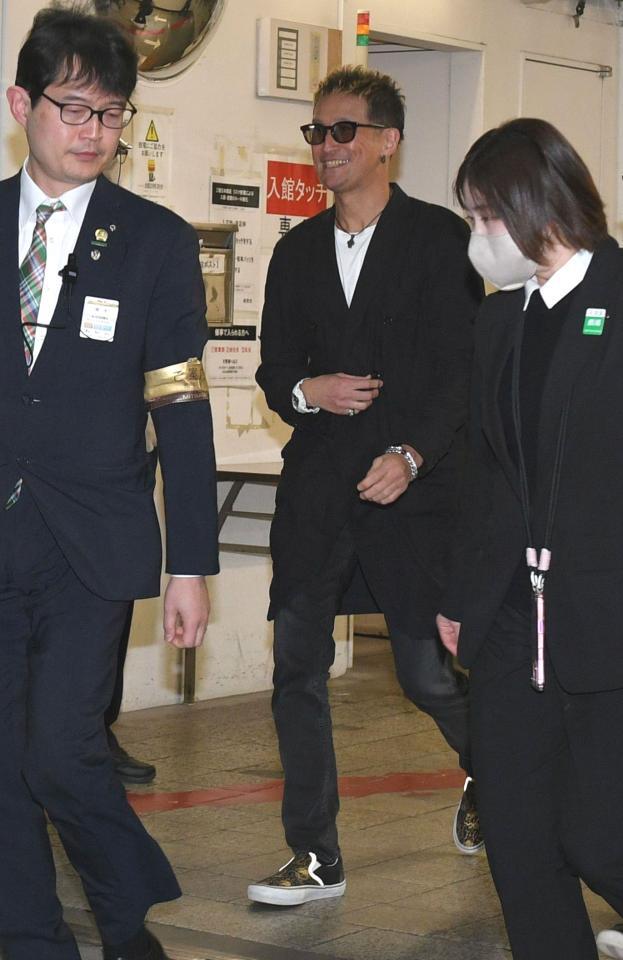 　劇場をあとにする松岡昌宏（撮影・持木克友）