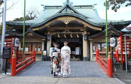 　サンミュージック成人祈願を終え田松田実桜（左）と林芽亜里（撮影・開出牧）