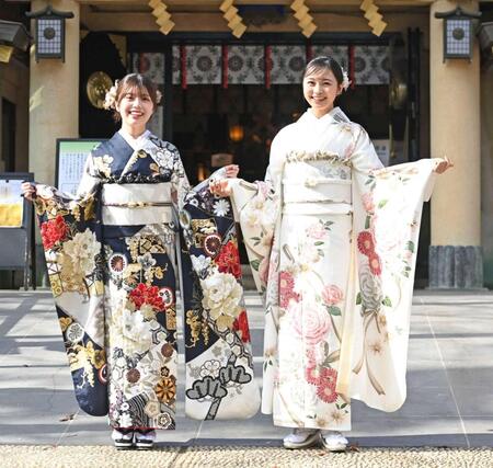 　晴れ着姿を披露する松田実桜（左）と林芽亜里（撮影・開出牧）