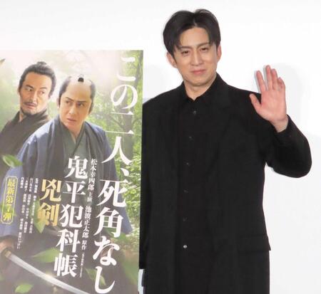 　手を振る松本幸四郎