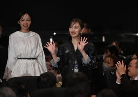 　客席の後方の扉から登場した北川景子（右）。左は森田望智（撮影・開出牧）