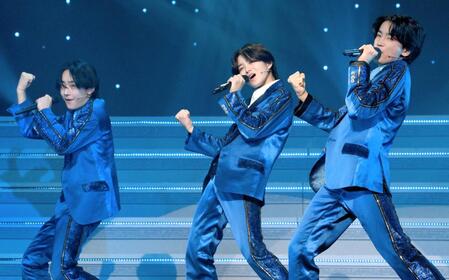 　少年隊「ＡＢＣ」を披露する（左から）善如寺來、宮岡大愛、山岸想