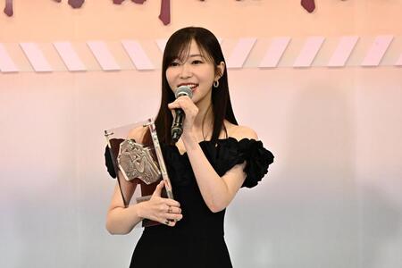 　受賞の喜びを口にする指原莉乃