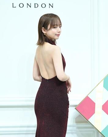 　背中を露出したドレスでポーズをとる齊藤京子（撮影・開出牧）