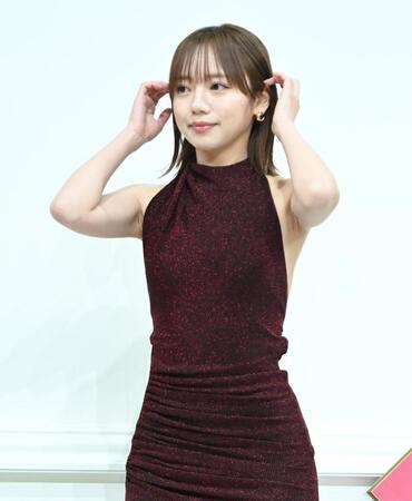 　イベントでポーズをとる齊藤京子（撮影・開出牧）