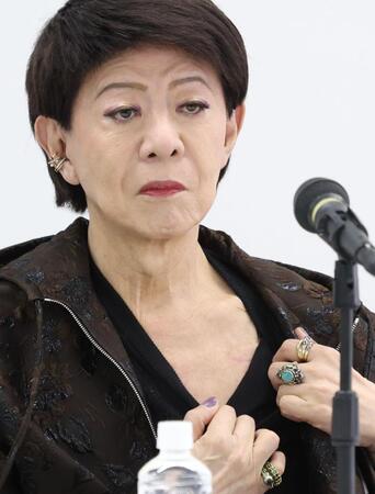 　心臓にペースメーカー入れた手術跡を見せる美川憲一（撮影・金田祐二）