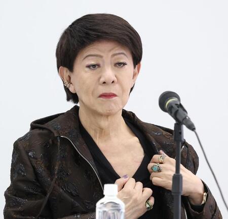 　心臓にペースメーカー入れた手術跡を見せる美川憲一（撮影・金田祐二）