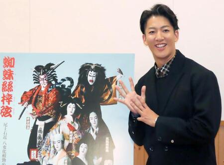 　一人８役を務める尾上右近