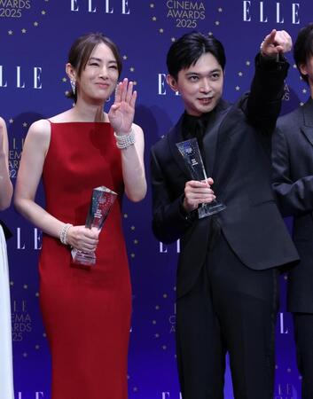 　受賞に笑顔の北川景子、吉沢亮（撮影・金田祐二）