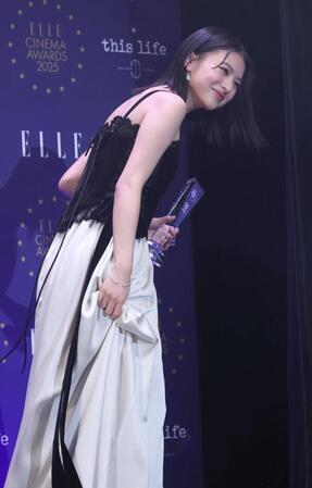 　笑顔で降壇する出口夏希（撮影・金田祐二）