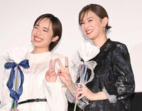 　月下美人を手に笑顔の森田望智（左）と北川景子（撮影・開出牧）