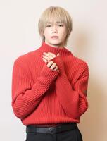 　ポーズを決めるＫ（撮影・石井剣太郎）