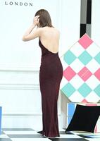 　背中を露出したドレスで登場した齊藤京子（撮影・開出牧）