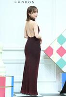 　背中を開いドレスでポーズをとる齊藤京子（撮影・開出牧）