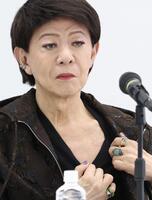 　心臓にペースメーカー入れた手術跡を見せる美川憲一（撮影・金田祐二）