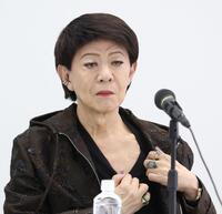 　心臓にペースメーカー入れた手術跡を見せる美川憲一（撮影・金田祐二）