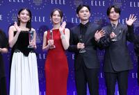 　受賞に笑顔の（左から）出口夏希、北川景子、吉沢亮、木戸大聖（撮影・金田祐二）