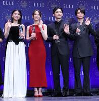 　受賞に笑顔の（左から）出口夏希、北川景子、吉沢亮、木戸大聖（撮影・金田祐二）