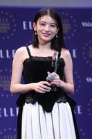 　受賞を喜ぶ出口夏希（撮影・金田祐二）