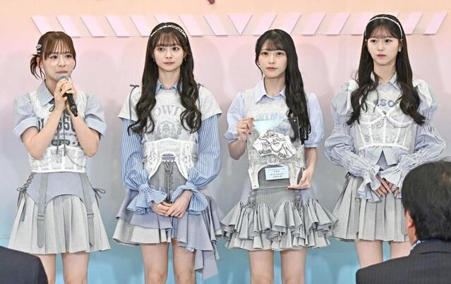 　受賞の喜びを口にする倉野尾成美（左端）らＡＫＢ４８のメンバー
