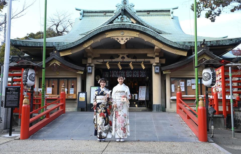 　サンミュージック成人祈願を終え田松田実桜（左）と林芽亜里（撮影・開出牧）